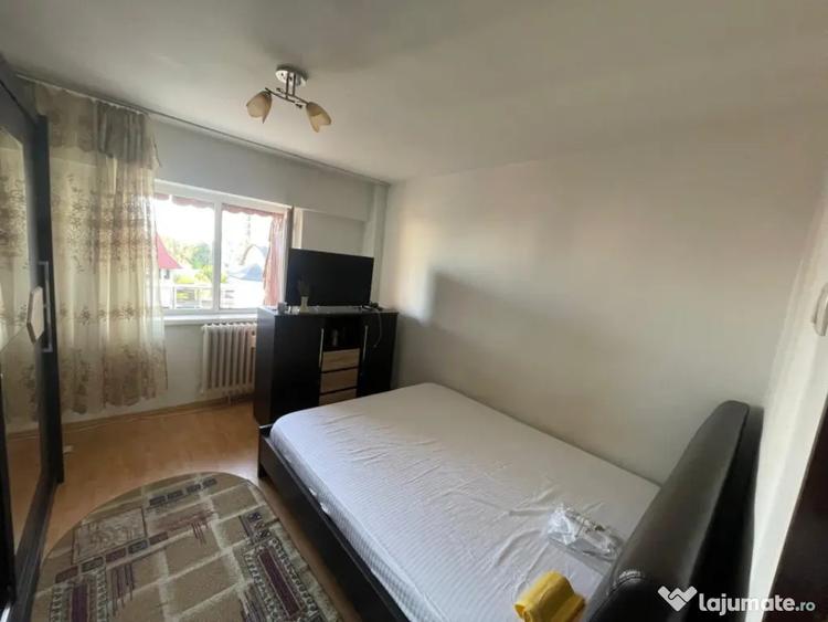 Apartament cu 3 camere decomandat în Sărari