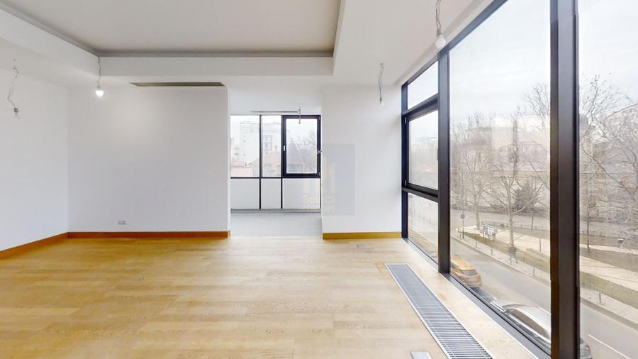 Apartament cu 3 camere semidecomandat în Eminescu