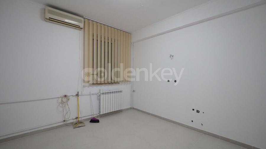 Apartament cu 9 camere decomandat în Aviatorilor