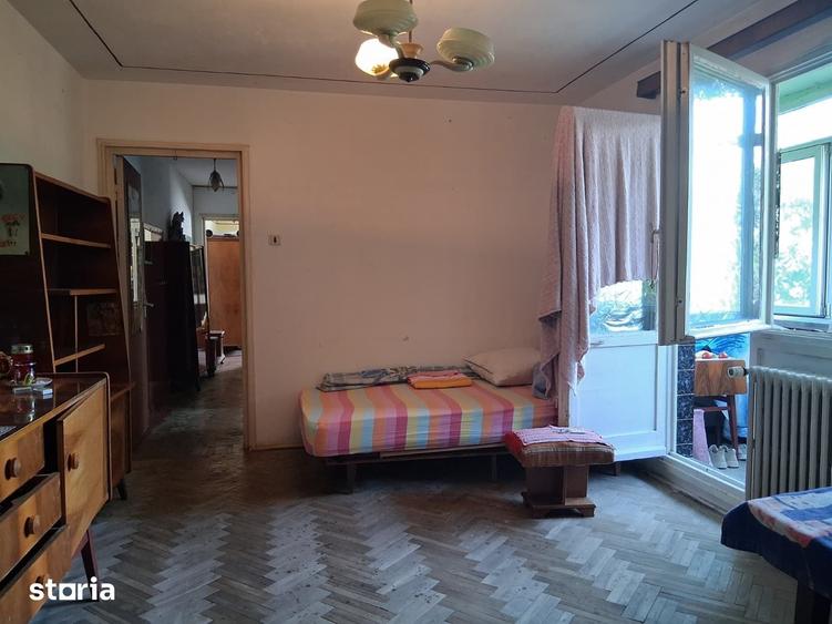Apartament cu 3 camere decomandat în Titan