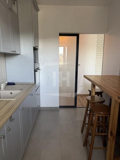 Apartament cu 3 camere semidecomandat, mobilat în Bună Ziua