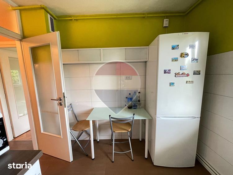 Apartament cu 3 camere decomandat, mobilat în Pârneava