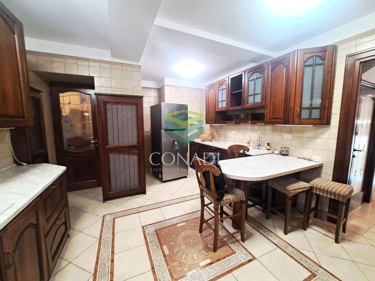 Casă individuală cu 6 camere cu Canalizare în Domenii