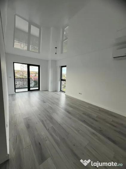 Apartament cu 7 camere decomandat în Nicolina
