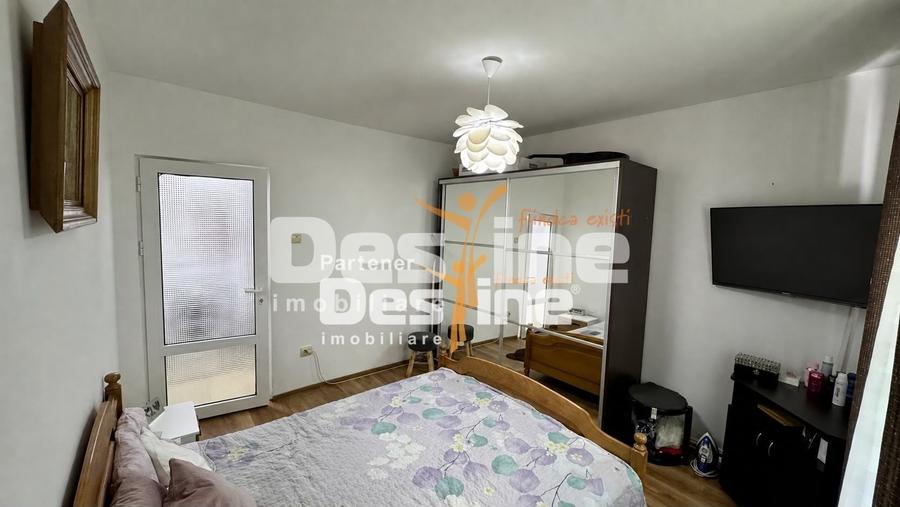 Apartament cu 3 camere semidecomandat, mobilat în Donici