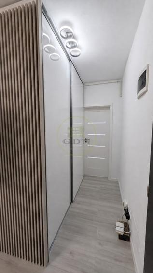 Apartament cu 3 camere semidecomandat, mobilat în Periferie