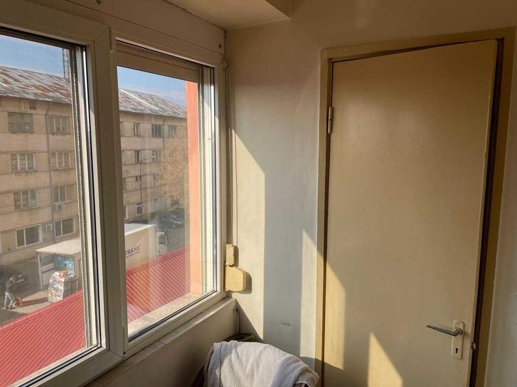 Apartament cu 3 camere semidecomandat în Exterior Vest