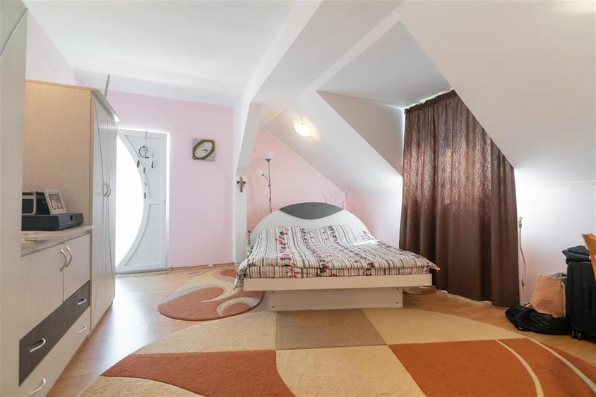 Casă individuală cu 6 camere cu Teren 2349 Mp în Sântion