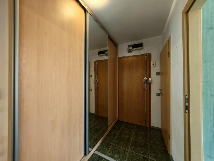 Apartament cu 3 camere semidecomandat în Drumul Taberei