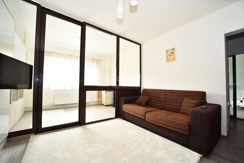 Apartament cu 3 camere semidecomandat, mobilat în Păcurari
