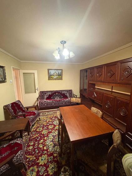 Apartament cu 3 camere decomandat în Tractorul