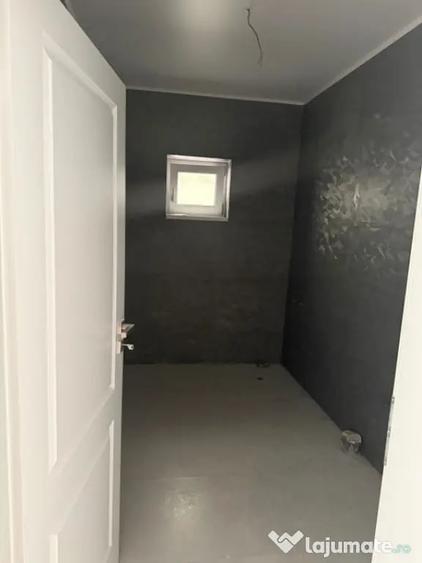 Casă cu 4 camere cu Teren 300 Mp în Malu Mare