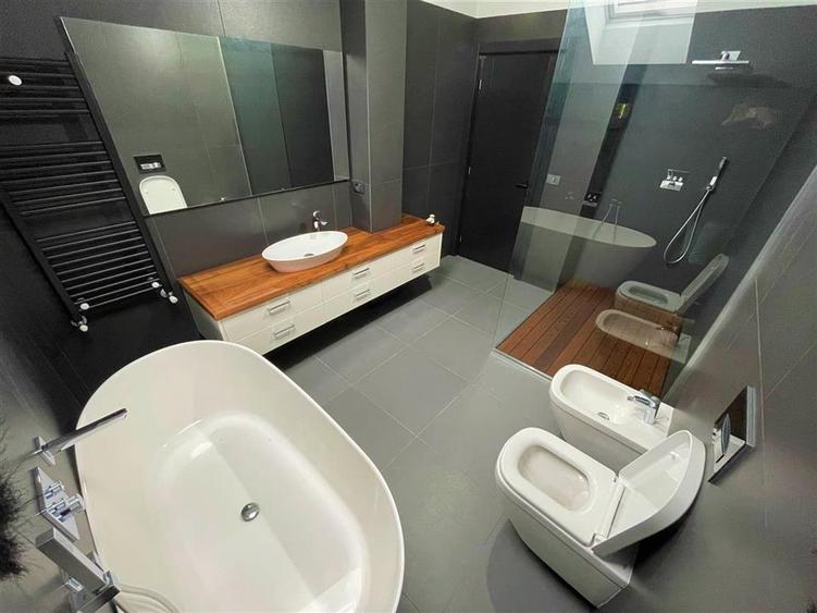 Apartament cu 4 camere decomandat, mobilat în Ultracentral