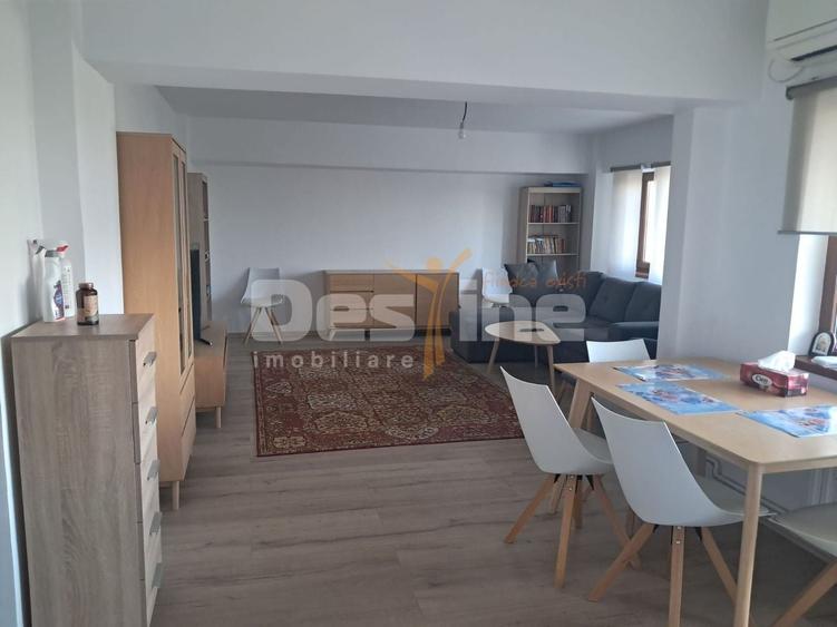 Apartament cu 3 camere decomandat în Micro 6
