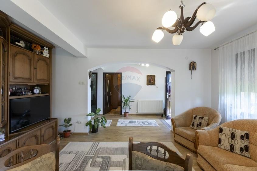 Casă individuală cu 8 camere cu Canalizare în Luncani