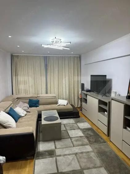 Apartament cu 4 camere decomandat, mobilat în Central