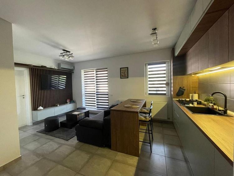 Apartament cu 3 camere semidecomandat în Fundeni