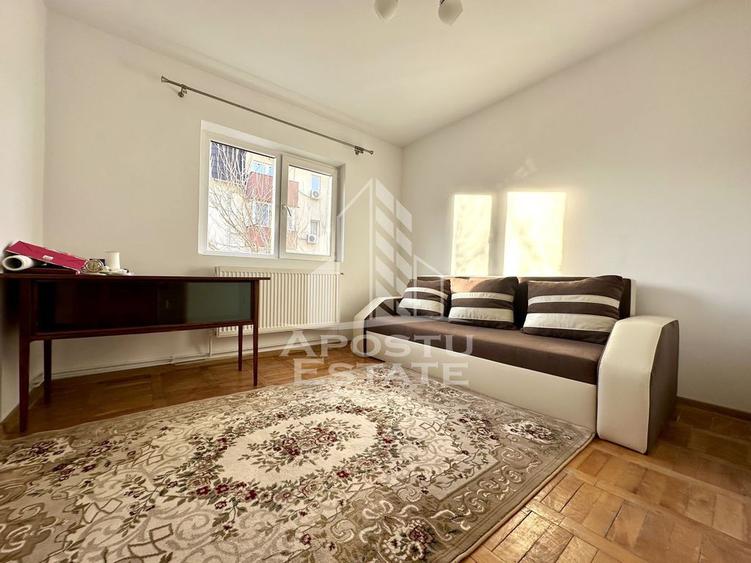 Apartament cu 4 camere decomandat, mobilat în Girocului