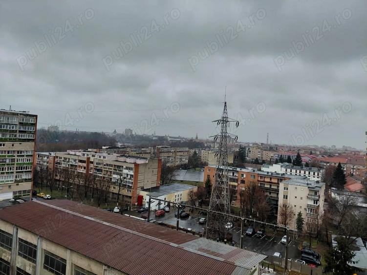 Apartament cu 3 camere decomandat în Polivalentă