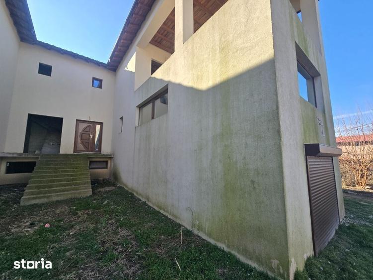 Casă cu 10 camere cu Teren 670 Mp în Eforie