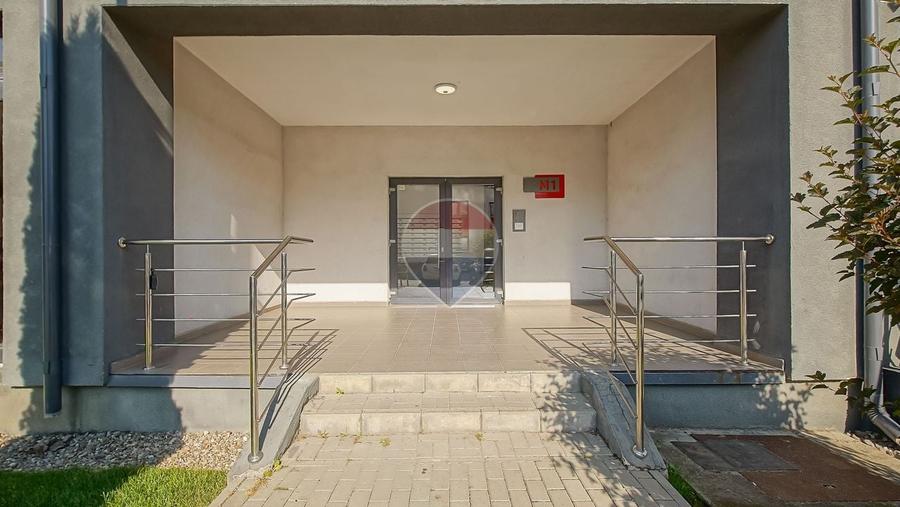 Apartament cu 3 camere decomandat în Tractorul