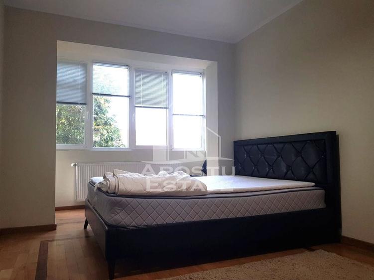 Apartament cu 3 camere semidecomandat, mobilat în Central