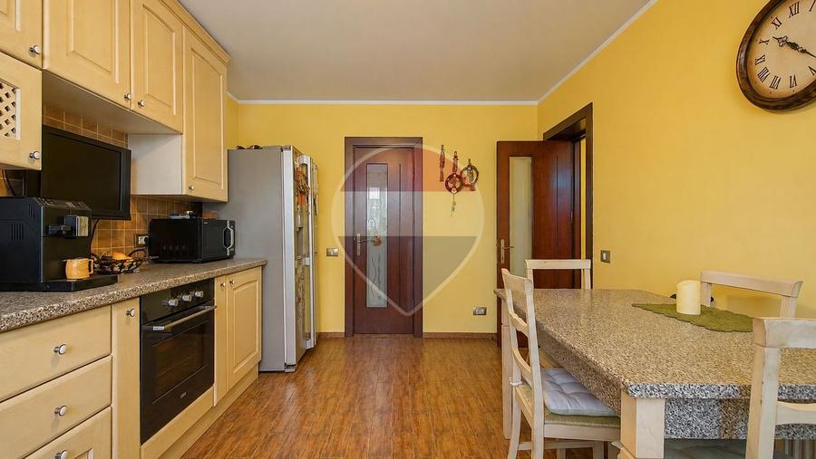 Casă individuală cu 7 camere cu Teren 519 Mp în Cristian