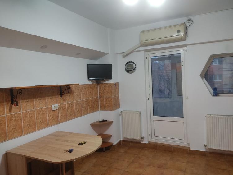 Apartament cu 2 camere decomandat în Pielești
