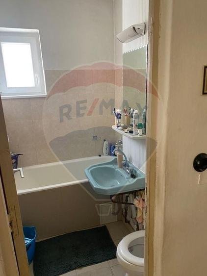 Apartament cu 3 camere semidecomandat, mobilat în Central