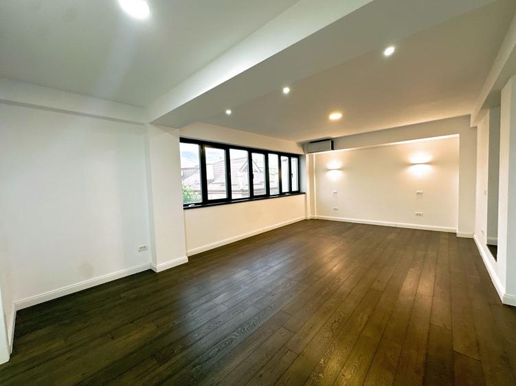Apartament cu 3 camere decomandat în Polonă
