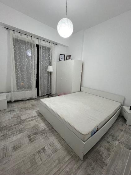 Apartament cu 3 camere semidecomandat în Mihai Bravu