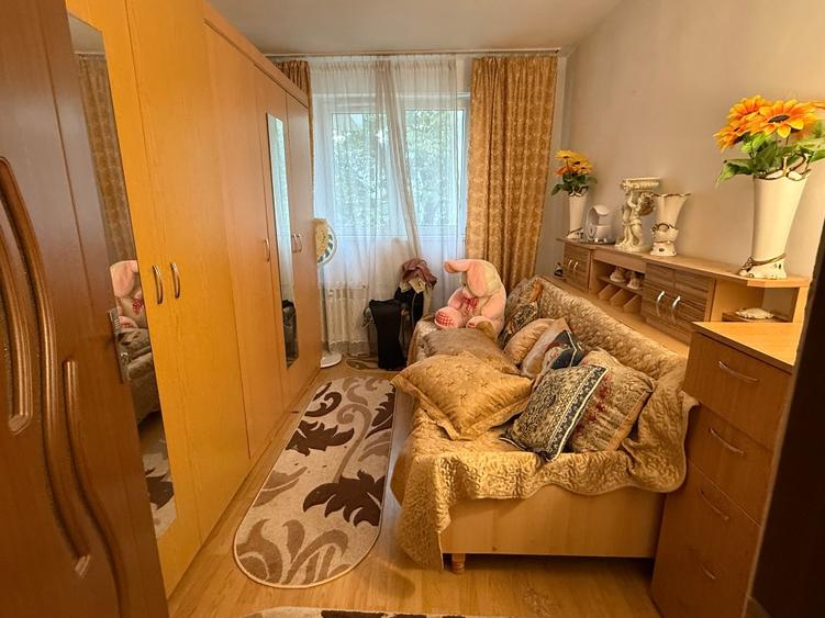 Apartament cu 3 camere semidecomandat în Titan