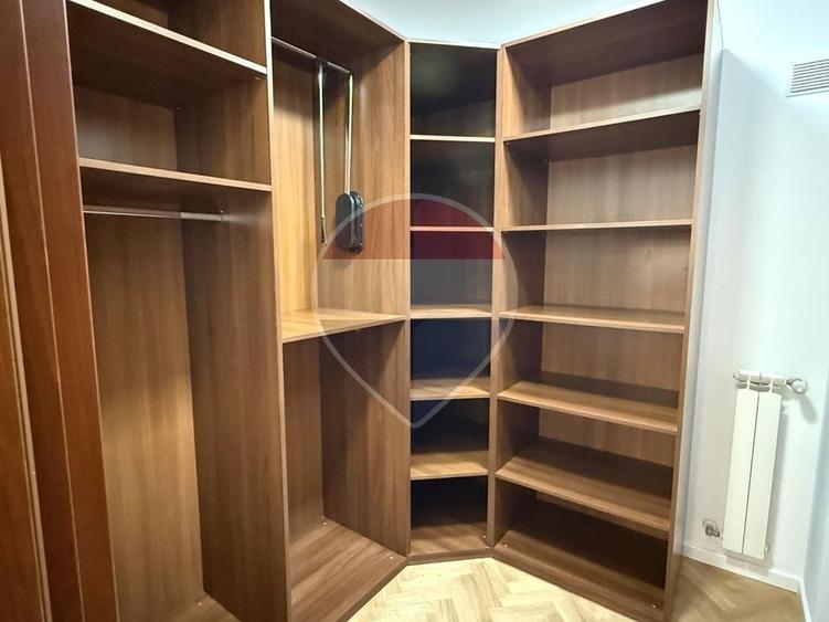 Apartament cu 3 camere semidecomandat în Primăverii