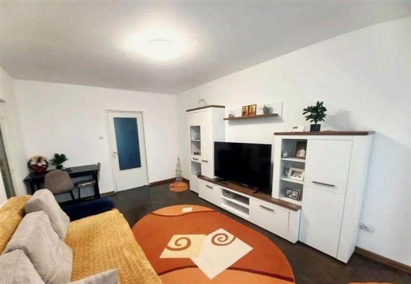 Apartament cu 2 camere semidecomandat, mobilat în Decebal