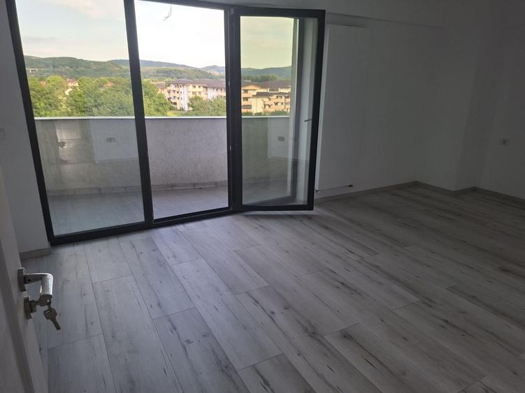 Apartament cu 3 camere decomandat în Exterior Vest