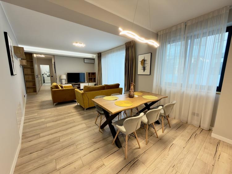 Apartament cu 3 camere semidecomandat, mobilat în Romană