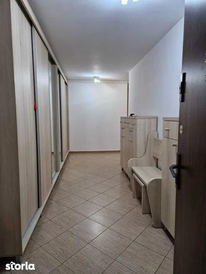 Apartament cu 3 camere decomandat, mobilat în Pajura