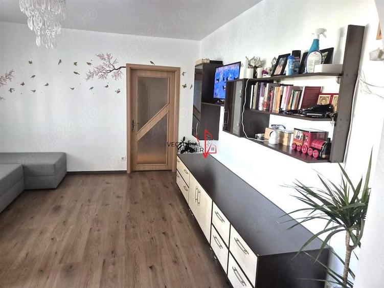Apartament cu 3 camere semidecomandat în Colentina