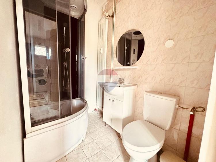 Penthouse cu 13 camere decomandat în Central