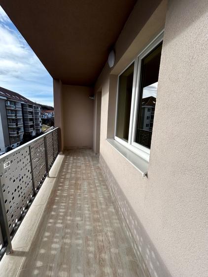 Apartament cu 3 camere semidecomandat în Florești