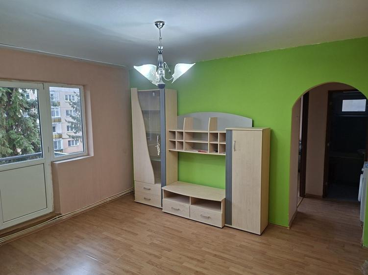 Apartament cu 2 camere nedecomandat în Simeria