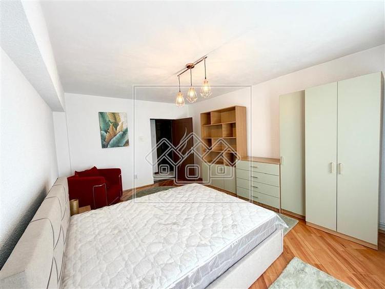 Apartament cu 4 camere decomandat în Central