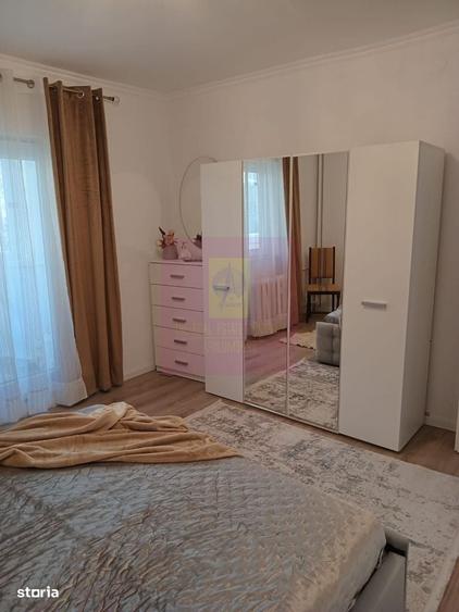 Apartament cu 3 camere decomandat în Panduri