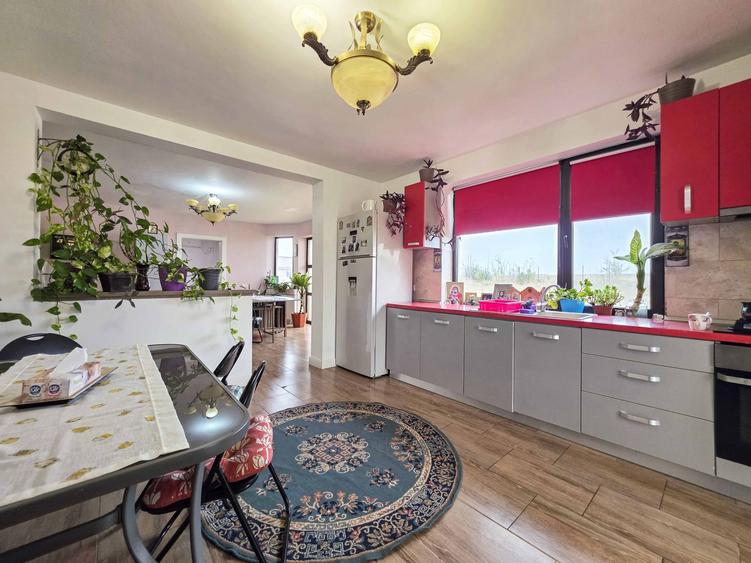 Casă individuală cu 6 camere cu Garaj în Corbu