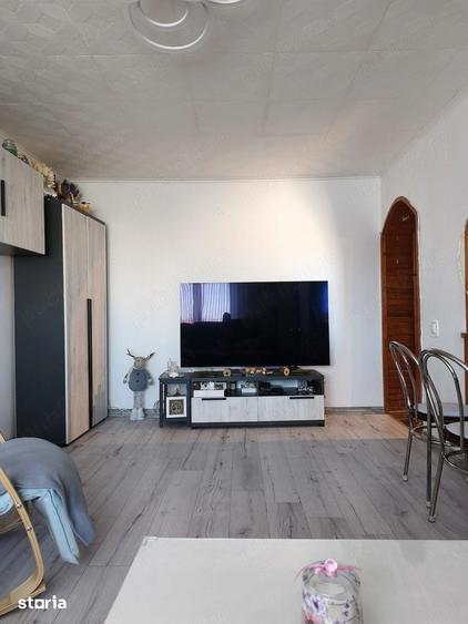 Apartament cu 3 camere decomandat în Astra