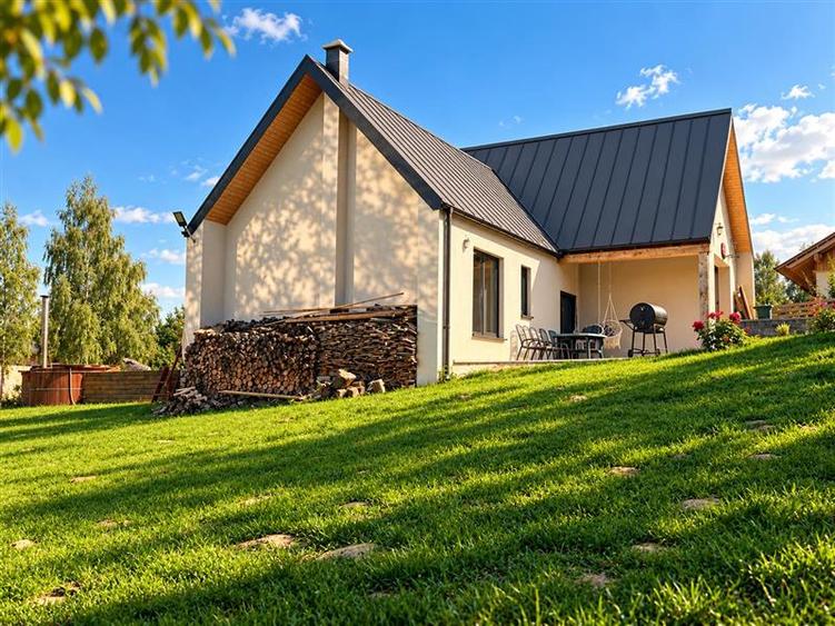 Casă individuală cu 3 camere cu Teren 2216 Mp în Exterior Est