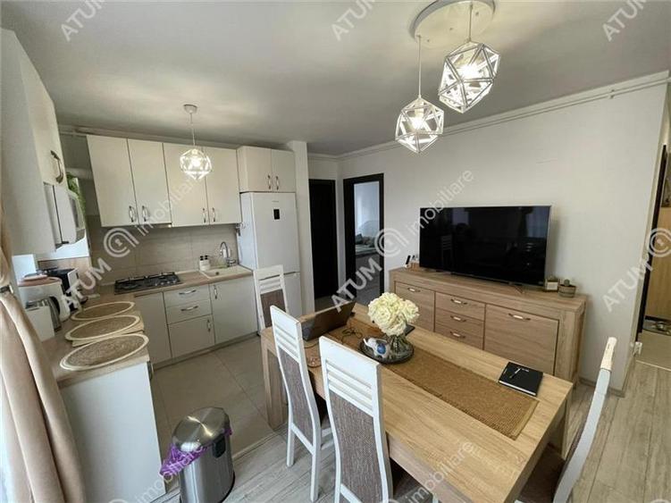 Apartament cu 3 camere semidecomandat, mobilat în Exterior Vest
