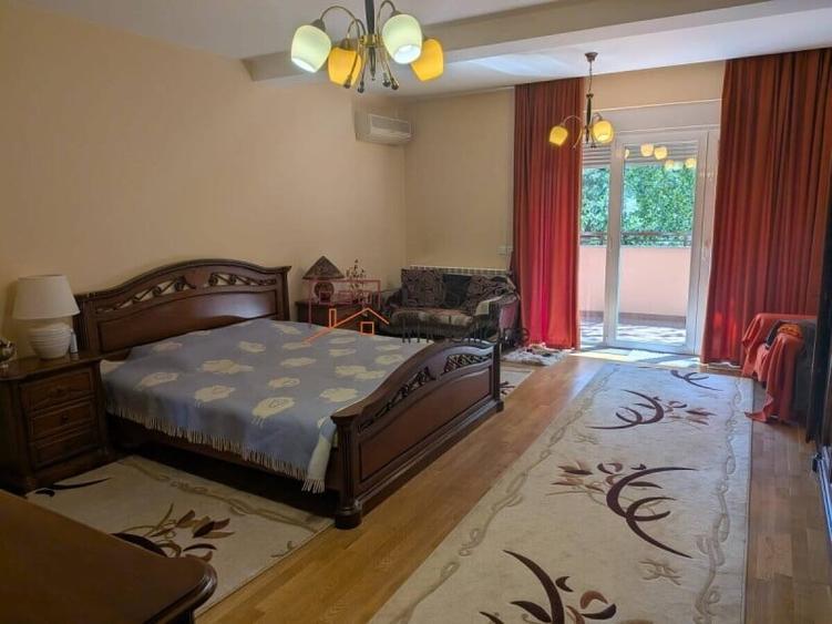 Casă cu 10 camere cu Garaj în Iancu Nicolae