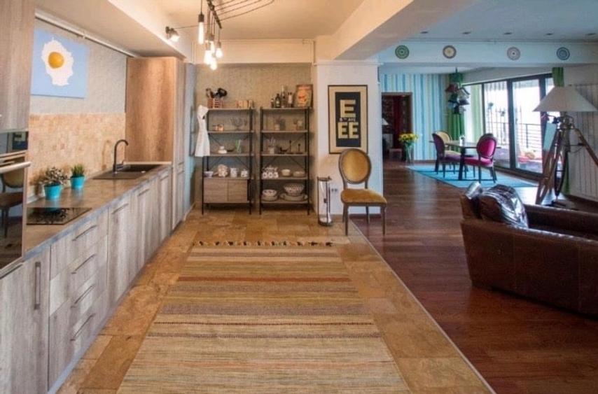 Apartament cu 3 camere semidecomandat, mobilat în Central