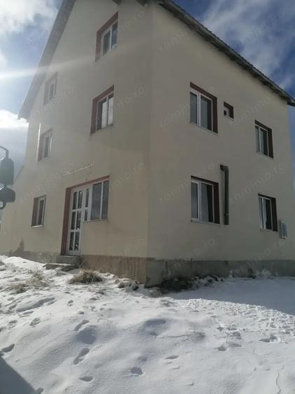 Casă cu 6 camere în Rânca